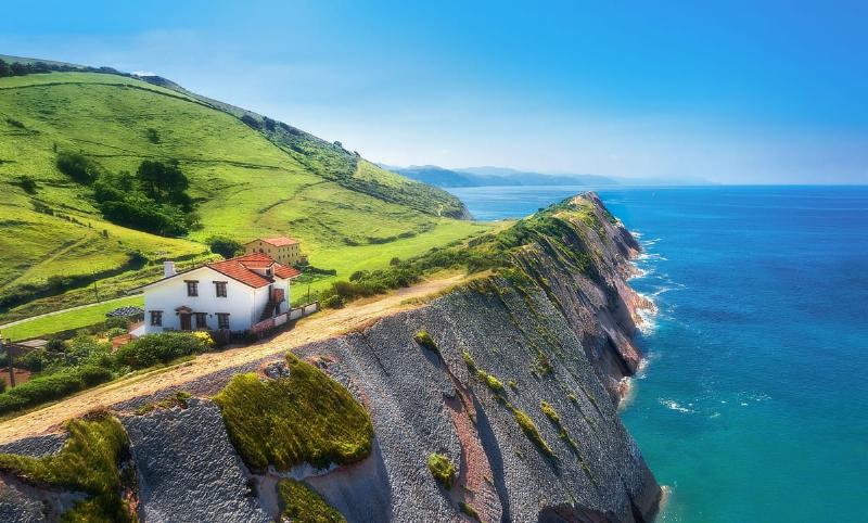 Le patrimoine historique français, avec ses châteaux médiévaux et ses traditions ancestrales, est une richesse culturelle